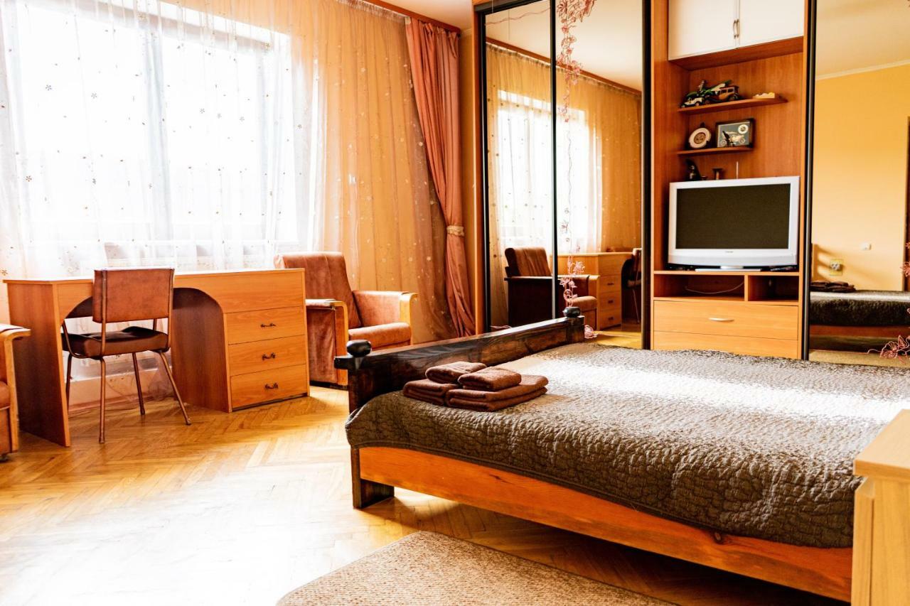Hostel Villa Roma Лвив Екстериор снимка